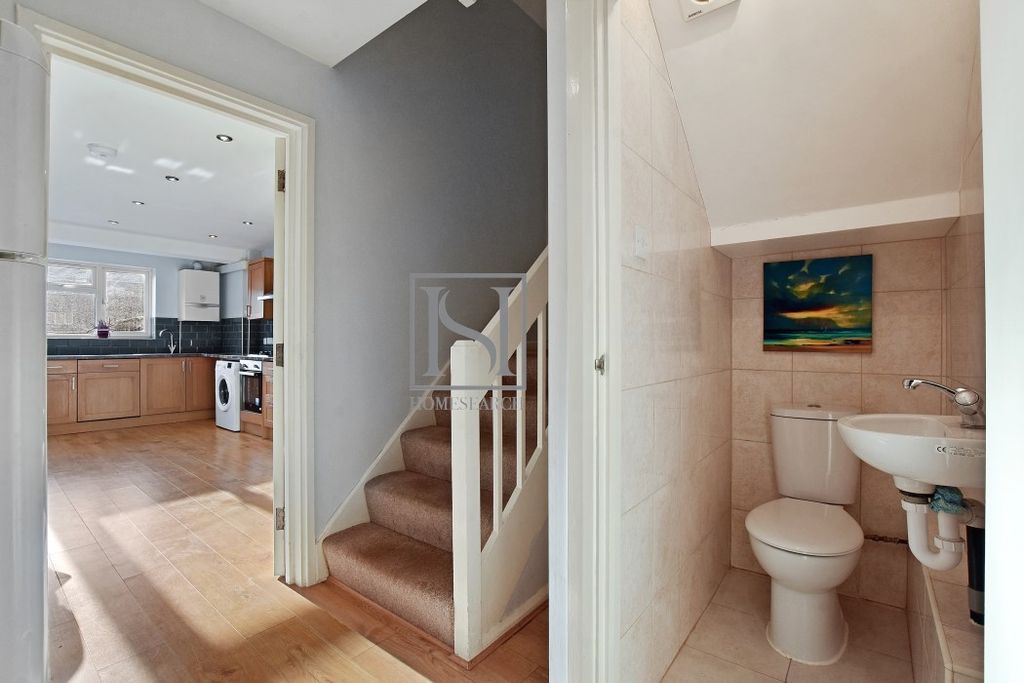 Property photo 3 of 11 Hallway