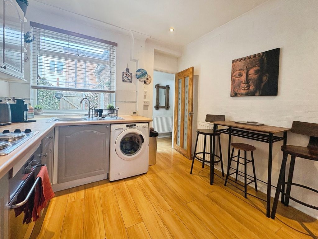 Property photo 3 of 10 Kitchen