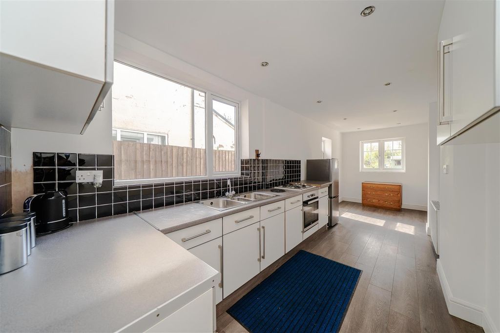 Property photo 3 of 19 Kitchen