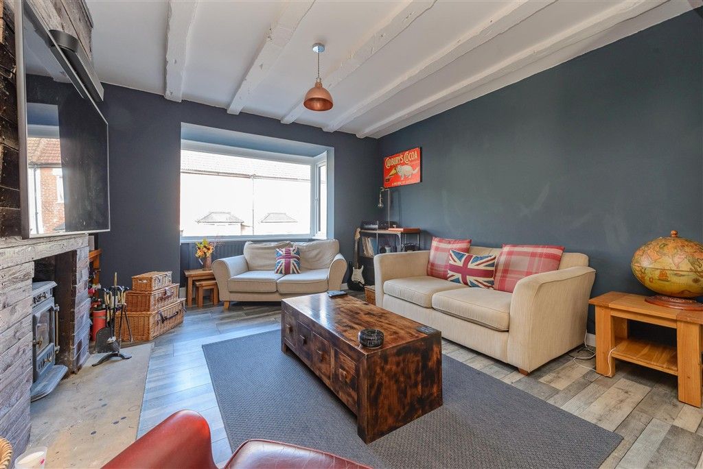 Property photo 3 of 14 Lounge