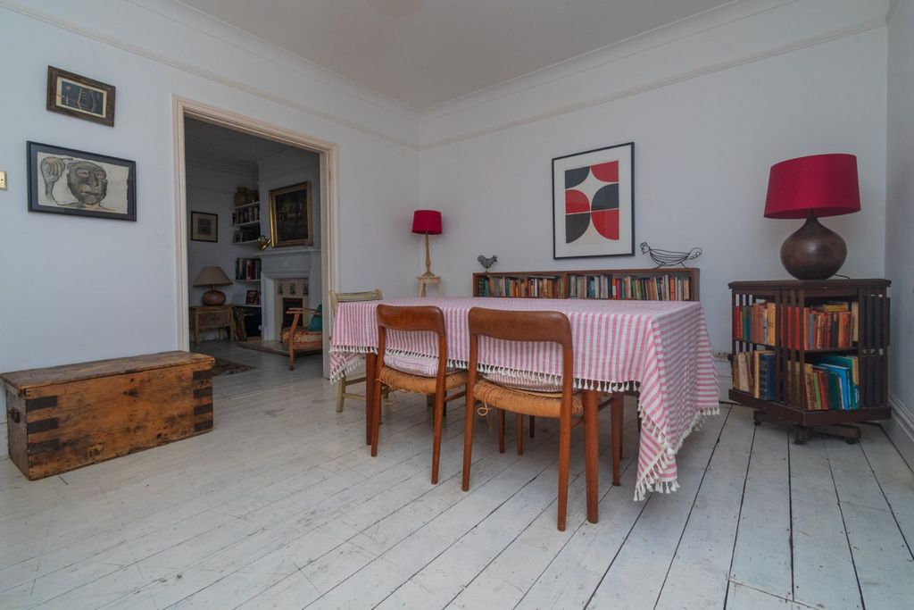 Property photo 3 of 12 Picture 3