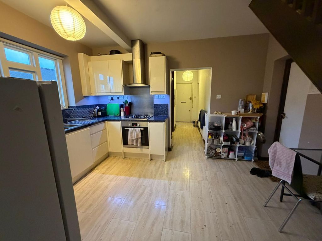 Property photo 2 of 31