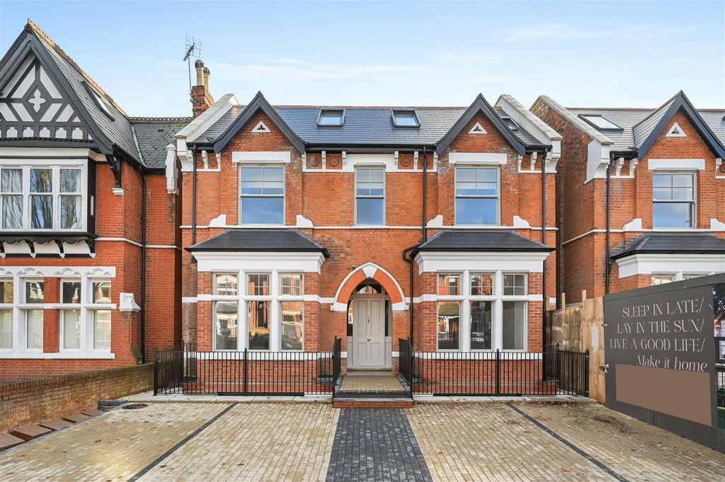 Property photo 1 of 16 Ar - Flat 6, 63 Gordon Road - 30 (1).Jpg