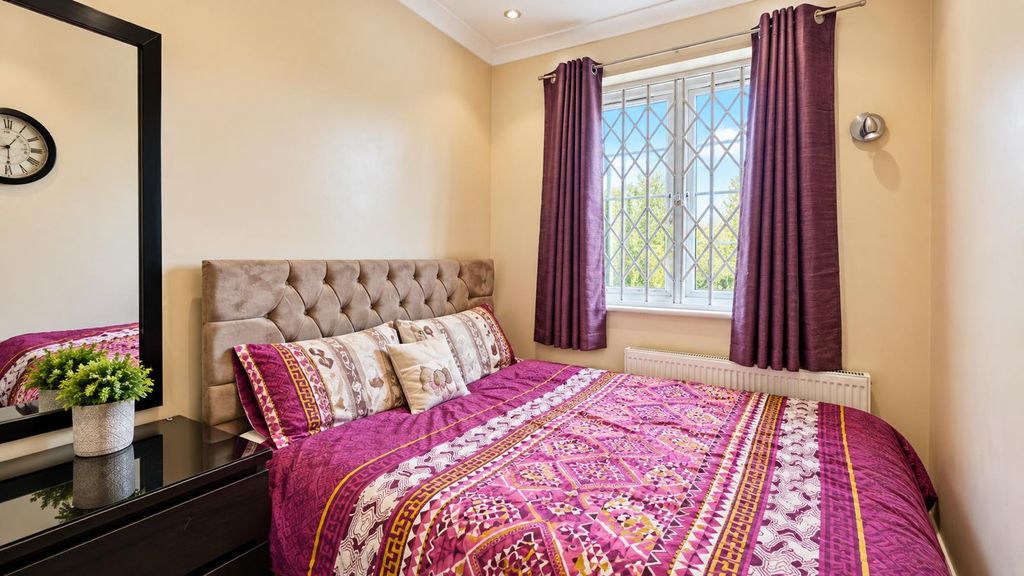 Property photo 3 of 13 Lantern Close, Wembley, Ha0 (7)