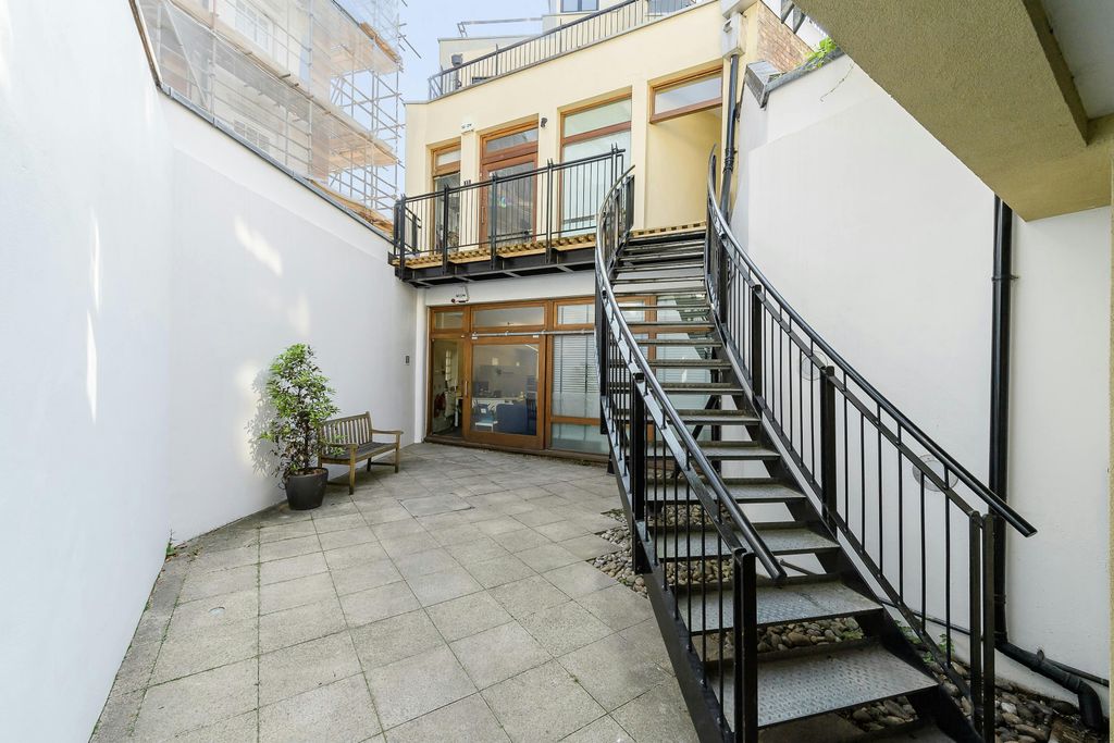 Property photo 3 of 21 Tiger House, Burton Street, London WC1H 9By_Exterior 4.Jpg