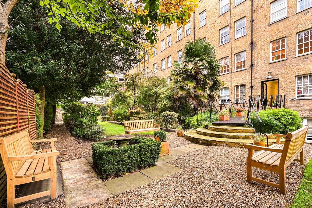 Property photo 1 of 8 Communal Gardens