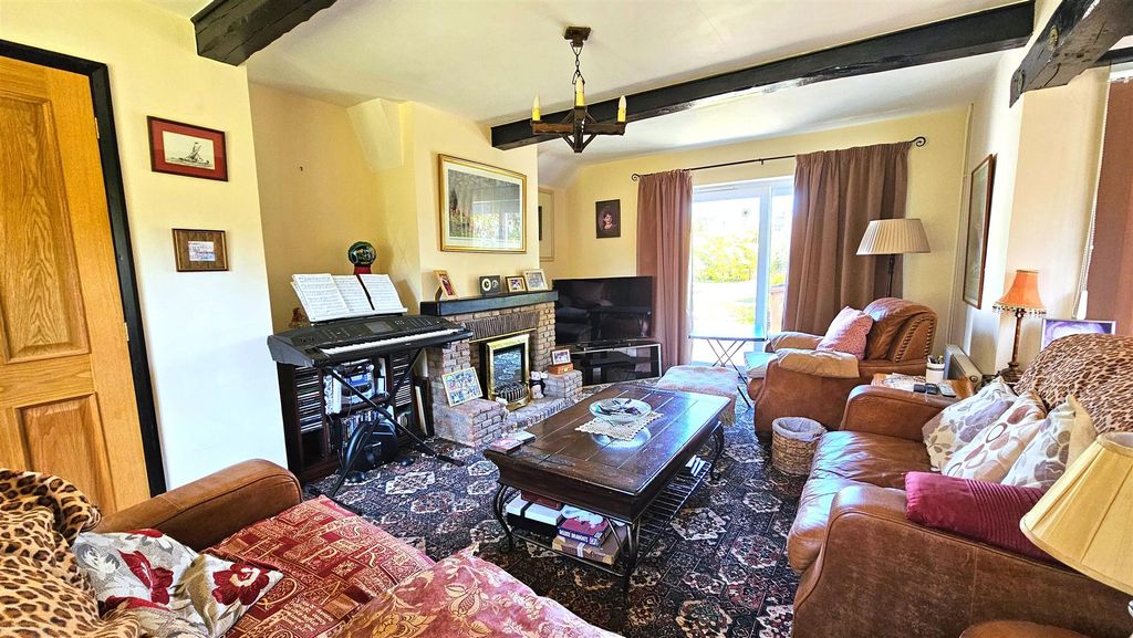 Property photo 3 of 20 Lounge