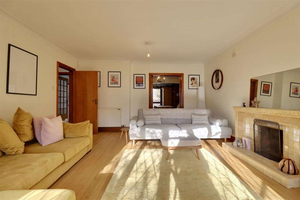 Property photo 3 of 32 Ecc3222A-3528-4C24-B108-F7A1Ae6F5508_1_201_A.Jpeg