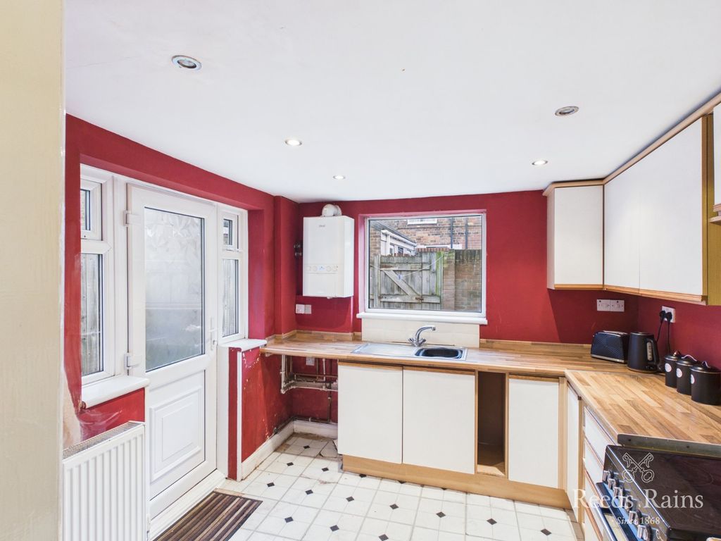 Property photo 3 of 18 Kitchen