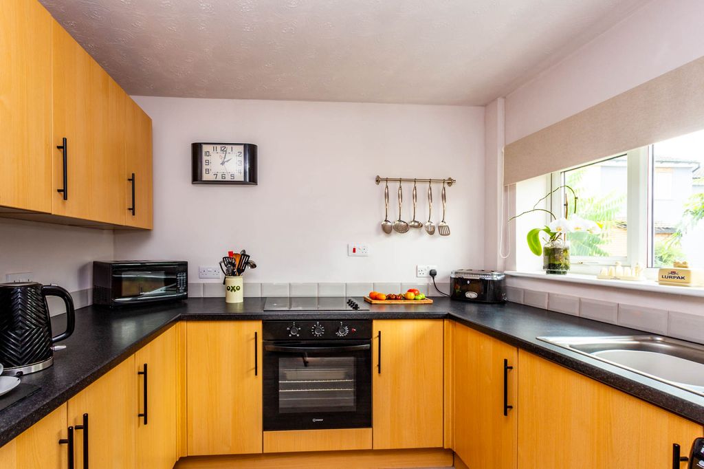 Property photo 3 of 10 Kitchen