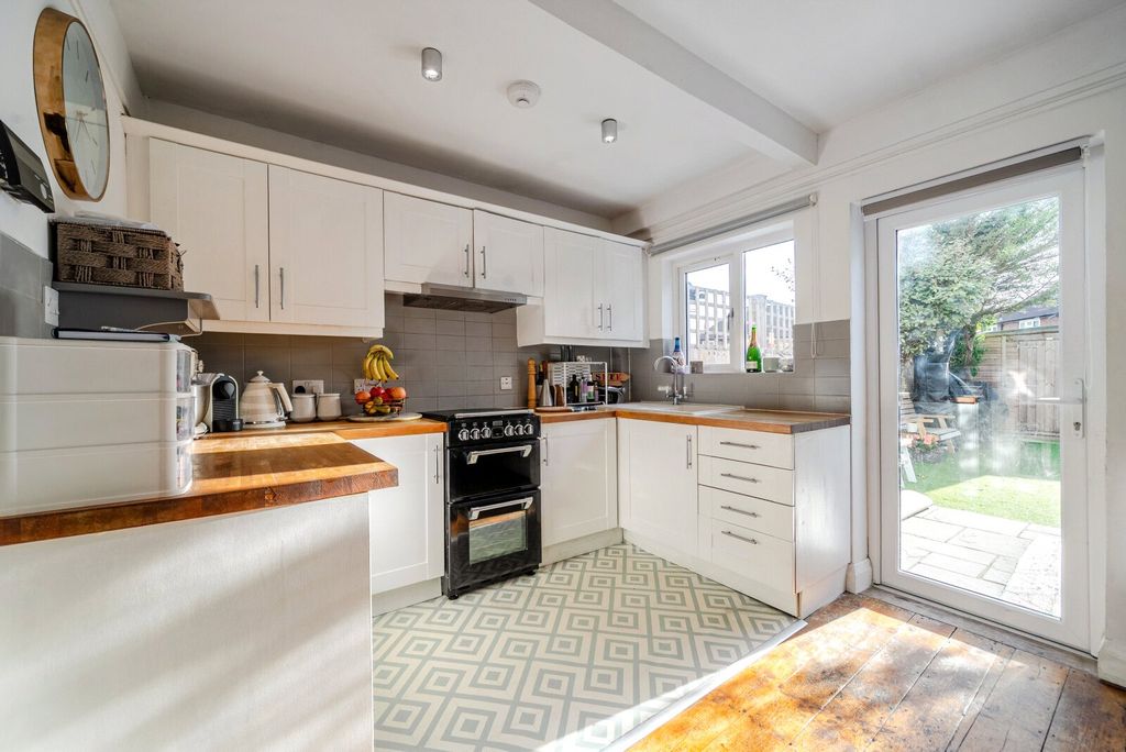 Property photo 2 of 11 Kitchen