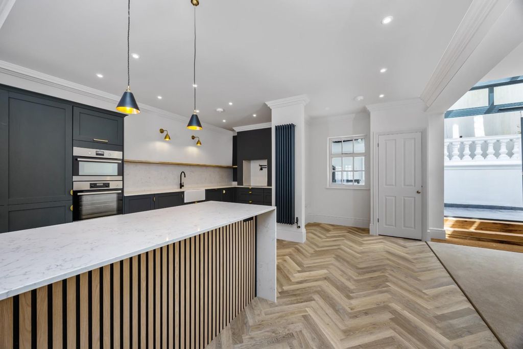 Property photo 2 of 42 Brunswick Street West, 39-011.Jpg