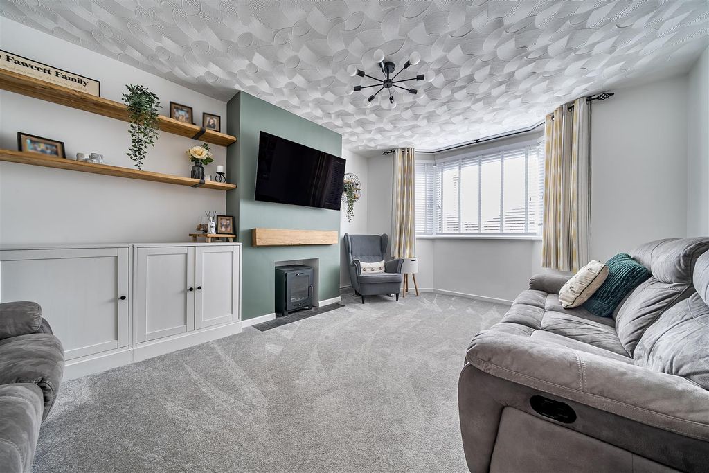 Property photo 2 of 18 Lounge