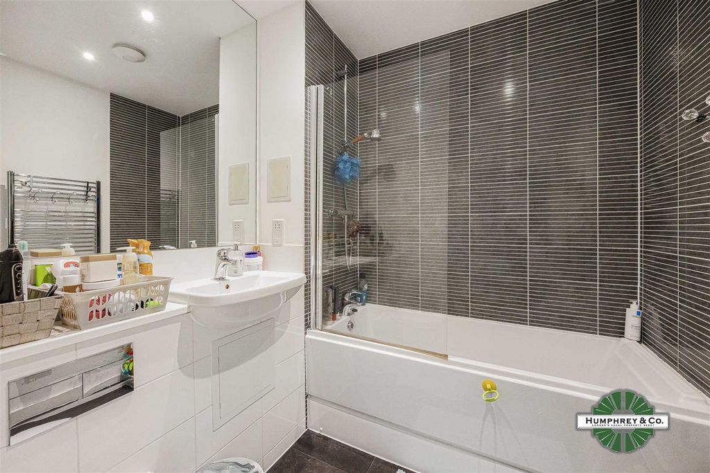 Property photo 3 of 23 70 Ager Avenue -010.Jpg