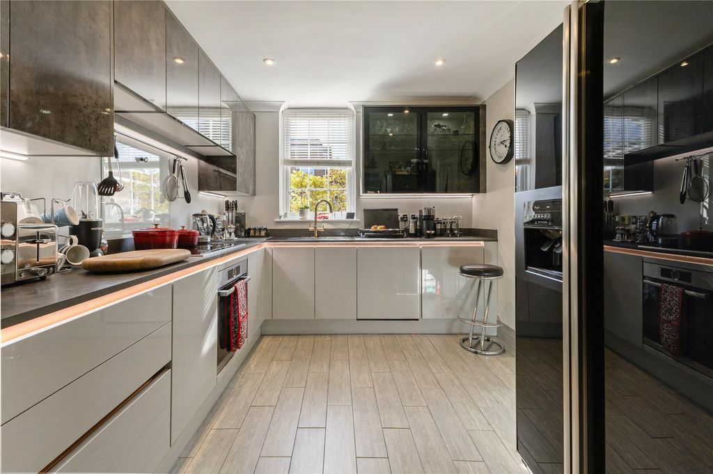 Property photo 2 of 11 Kitchen