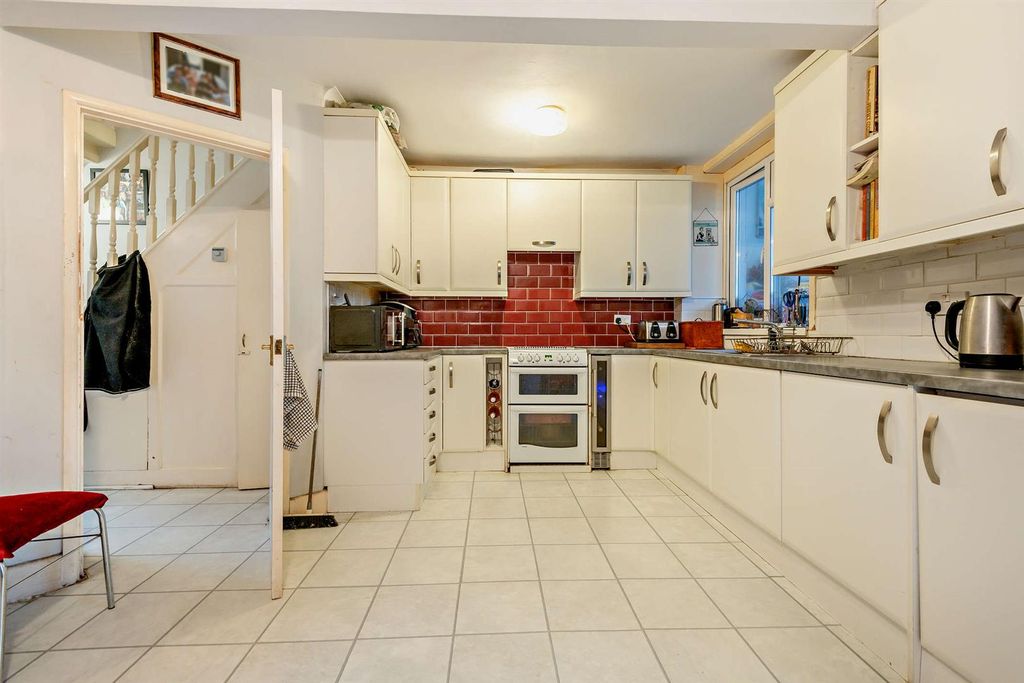 Property photo 2 of 9 8675954-Interior09-800.Jpg