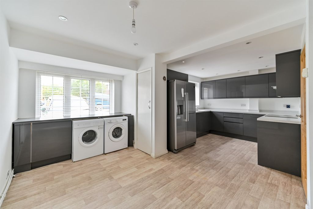 Property photo 3 of 17 Kitchen