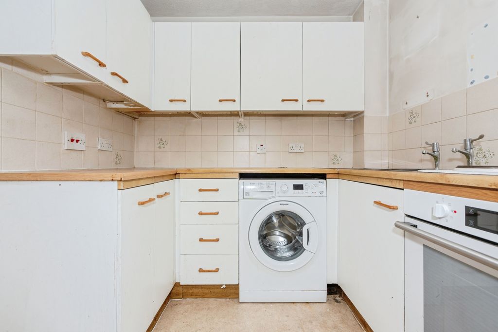 Property photo 3 of 10 Kitchen
