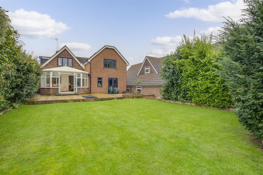 Property photo 2 of 15 2 Whincup Close, Hp11 1Td-11.Jpg