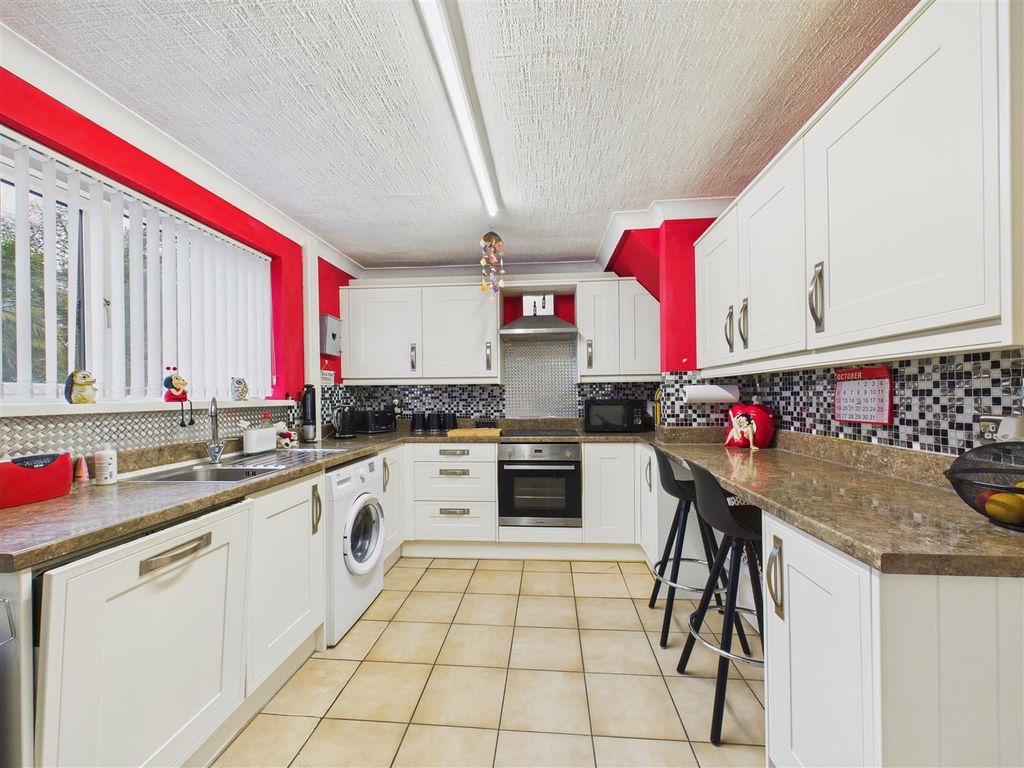 Property photo 2 of 11 Kitchen