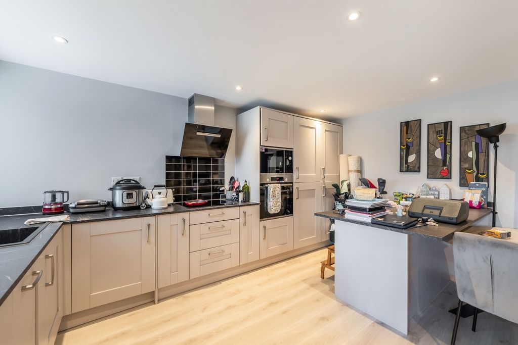 Property photo 2 of 17 114582_2-Bladon-C...