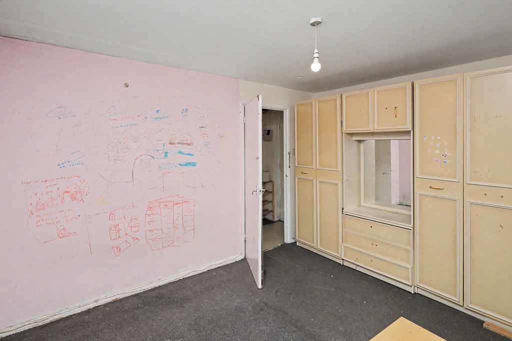 Property photo 3 of 6 34 Fenman Gardens, Ilford, Ig3 9Qe