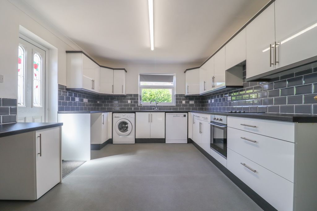 Property photo 2 of 28 4332343