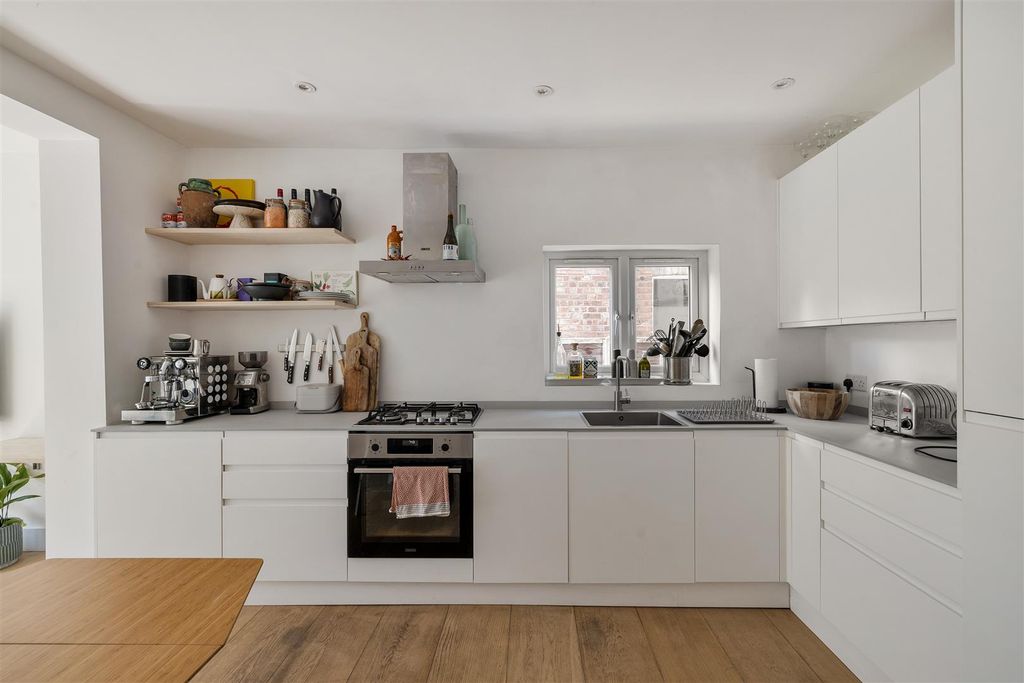 Property photo 3 of 31 Melbourne Road E10