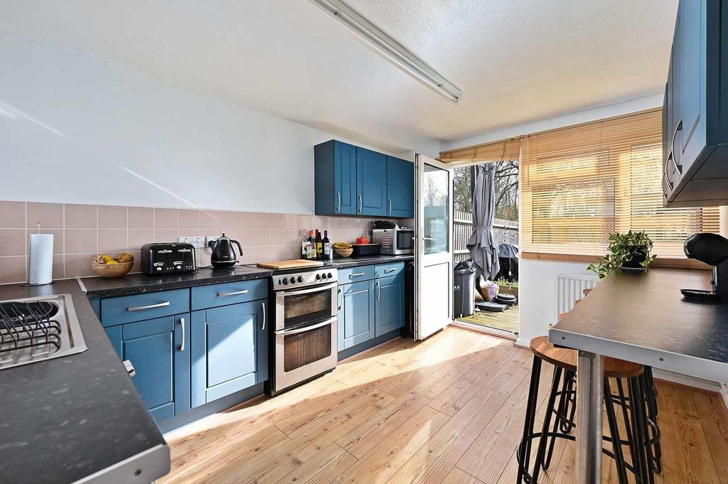 Property photo 2 of 10 Kitchen