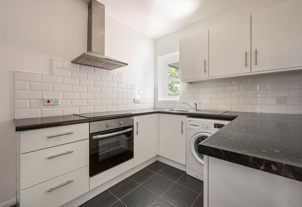 Property photo 2 of 13 Shire House, Harrow Road, E11