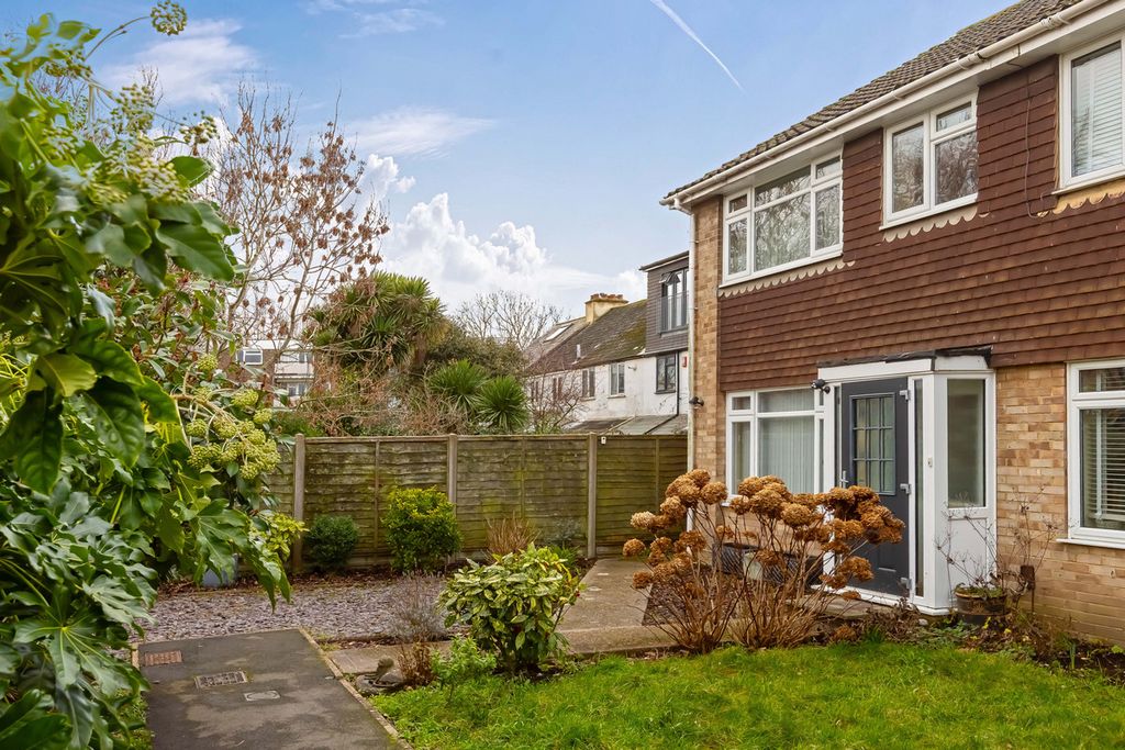 Property photo 2 of 20