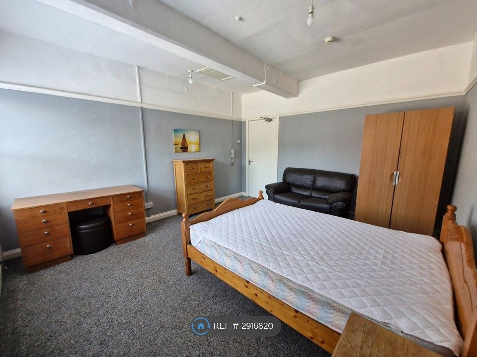 Property photo 2 of 6 Large Bedroom