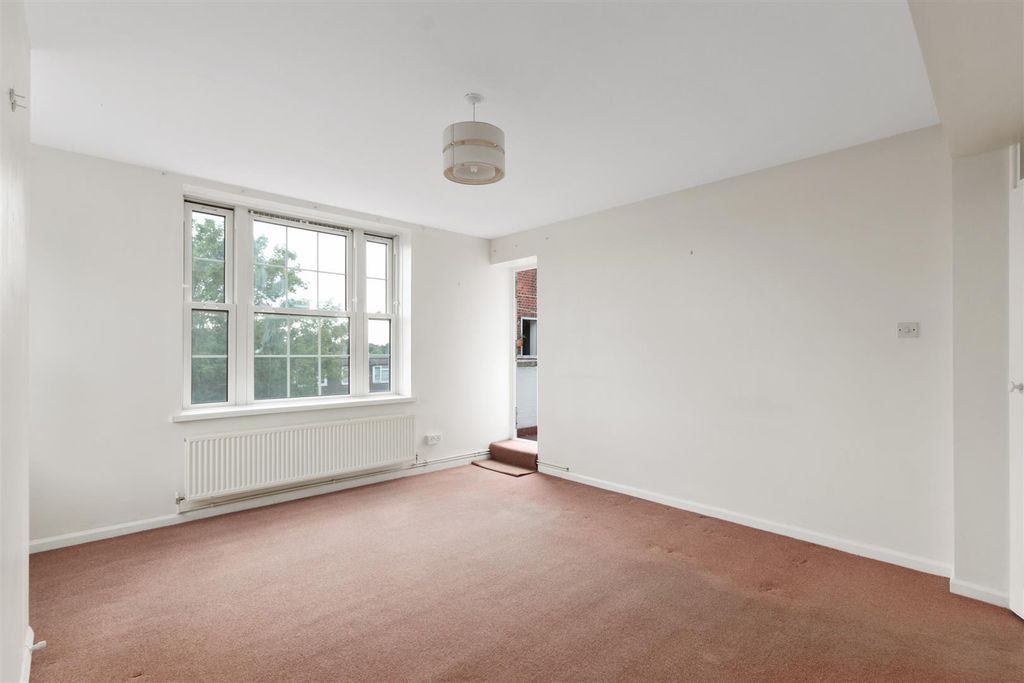 Property photo 2 of 13 Morden House