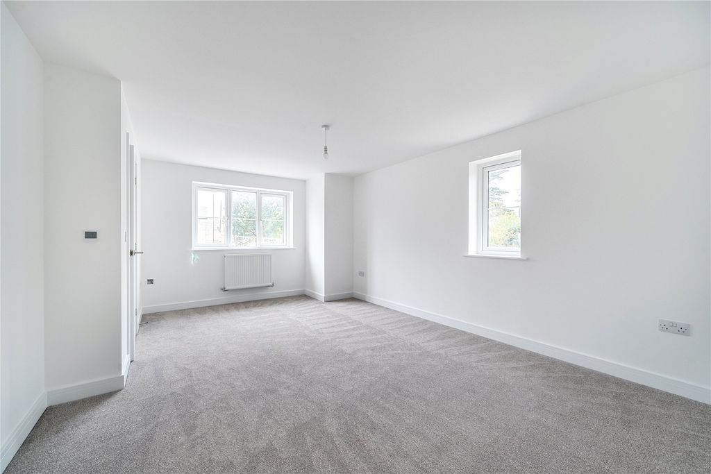 Property photo 3 of 11 Example