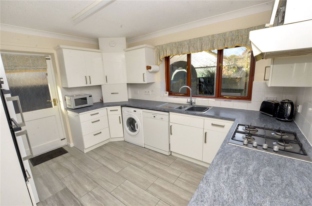 Property photo 3 of 19 Kitchen