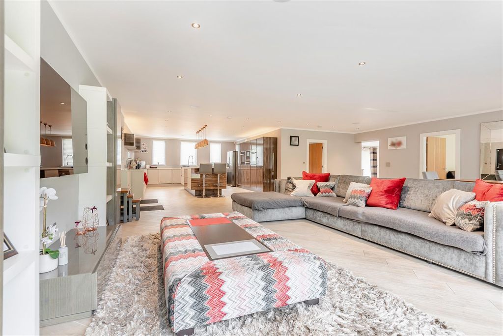 Property photo 3 of 41 8646188-Interior12.Jpg