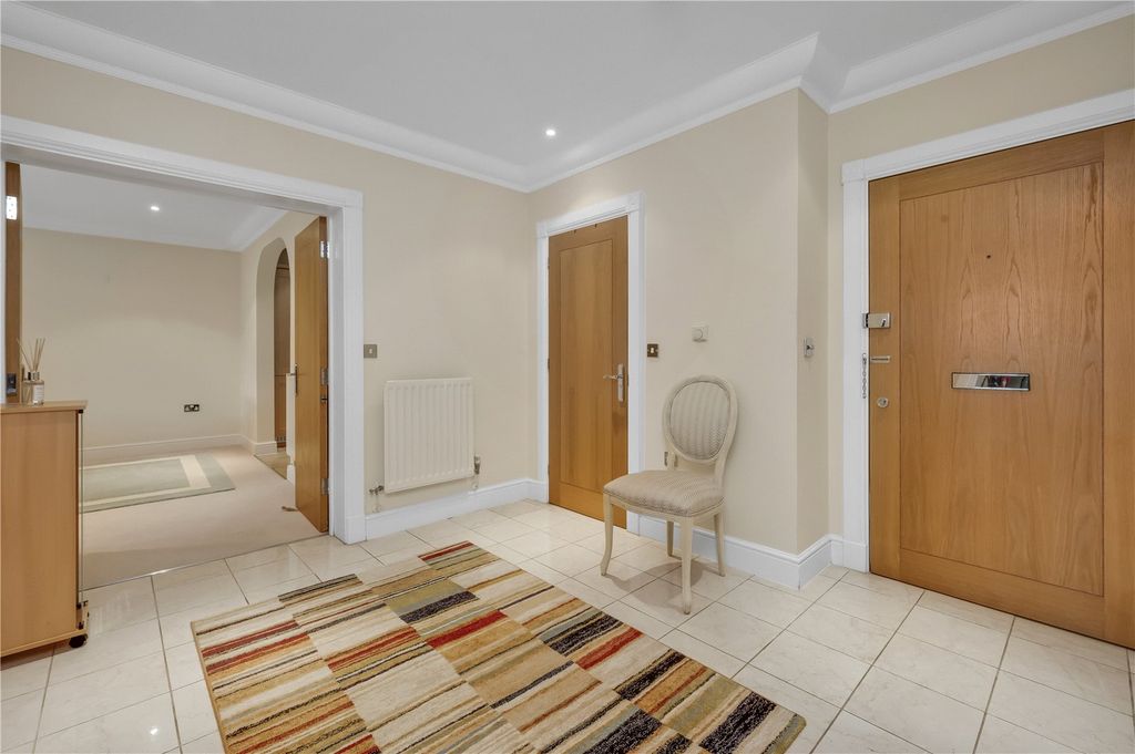 Property photo 3 of 9 Entrance Hall