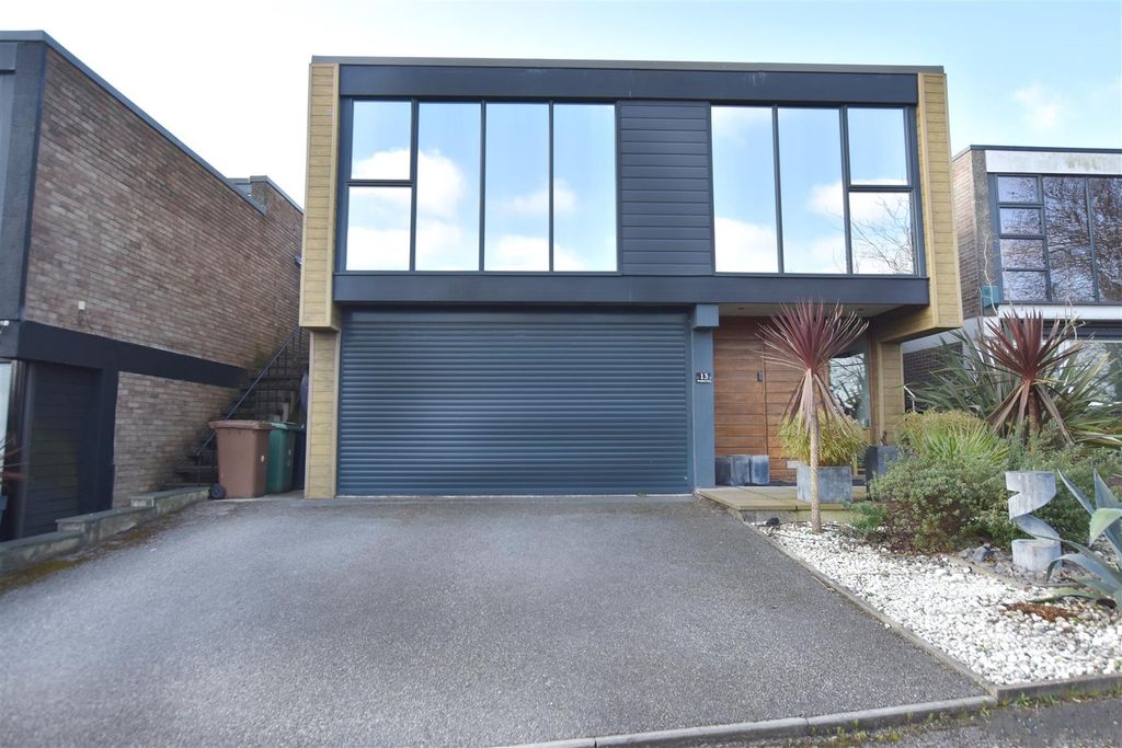 Property photo 1 of 15 13 Broughton Close Front.Jpg