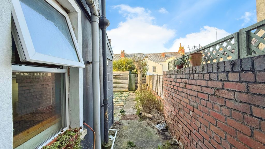 Property photo 2 of 24 Side Return