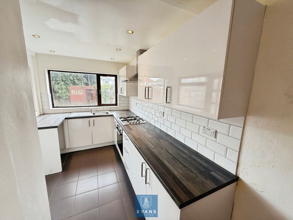 Property photo 3 of 18 Kitchen