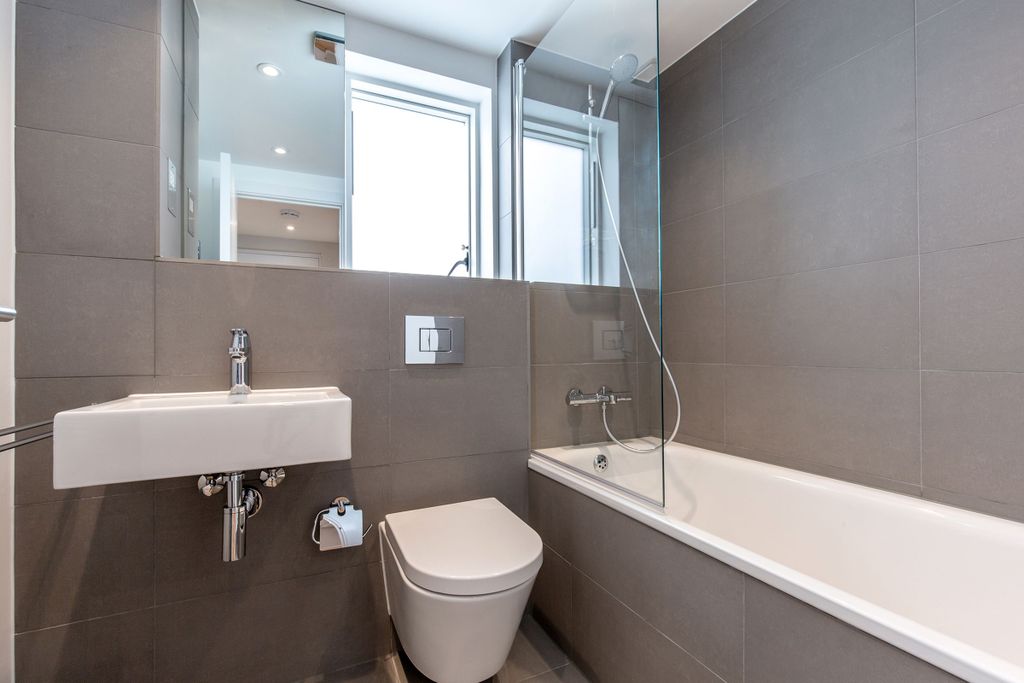 Property photo 3 of 10 Bathroom