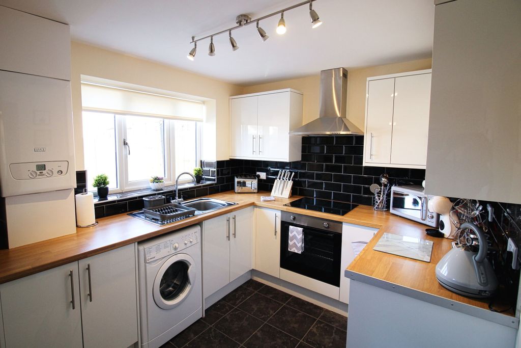 Property photo 1 of 17 Kitchen