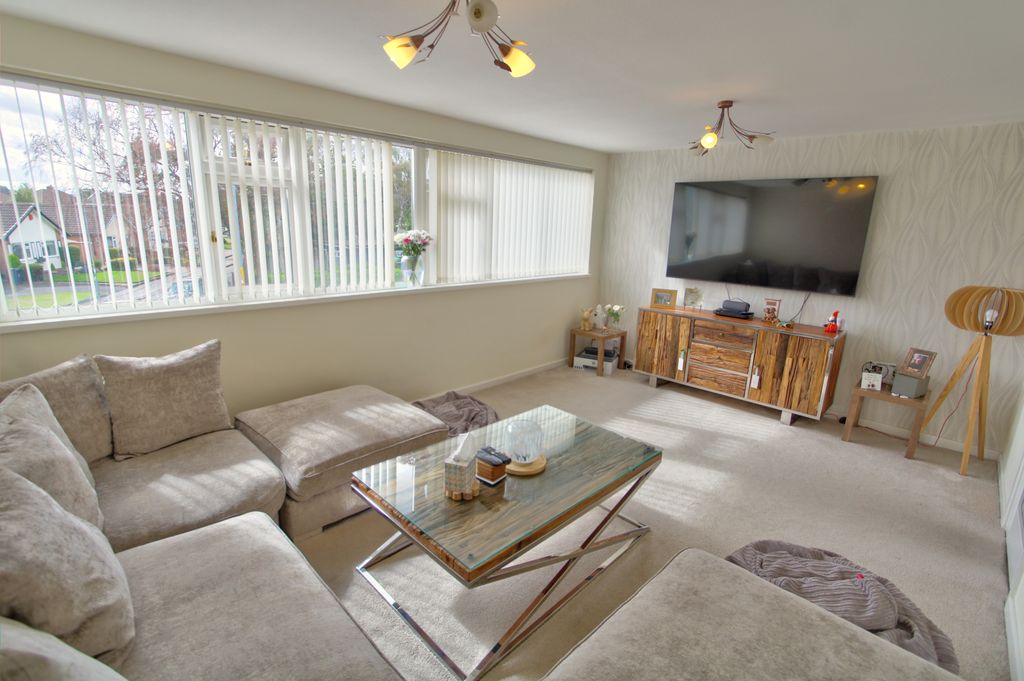 Property photo 3 of 16 Lounge
