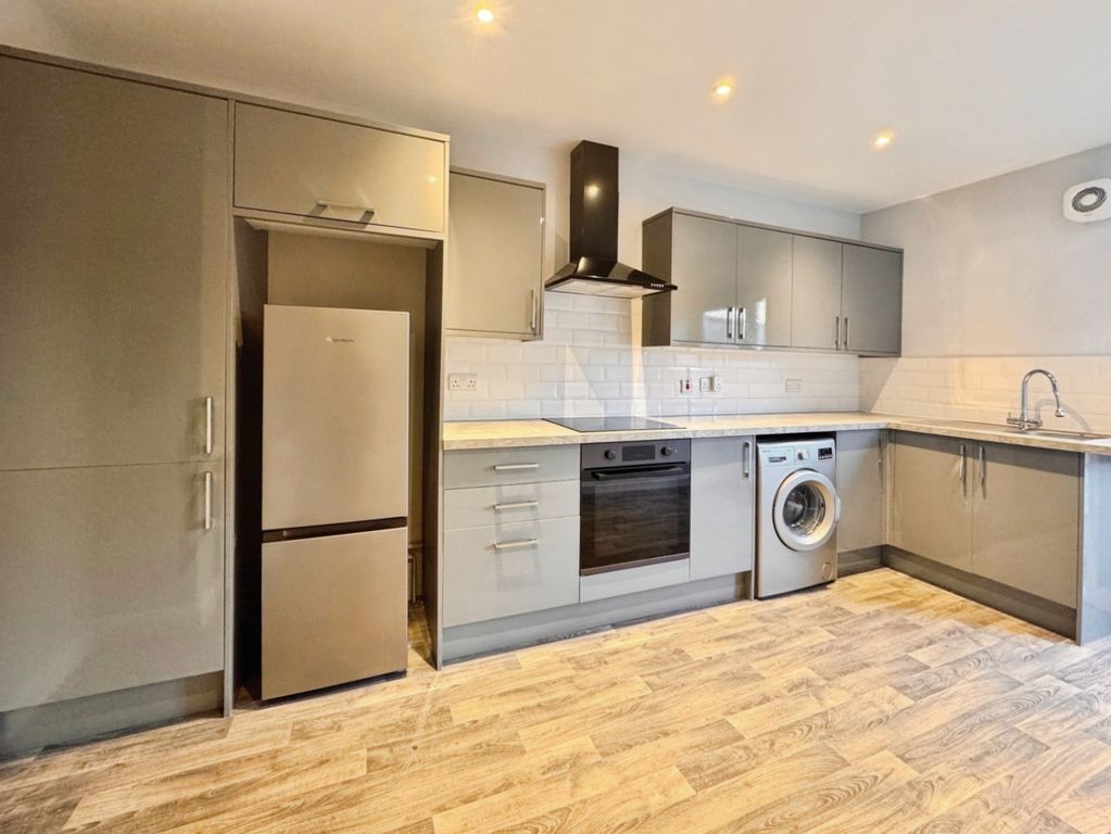 Property photo 3 of 10 Kitchen