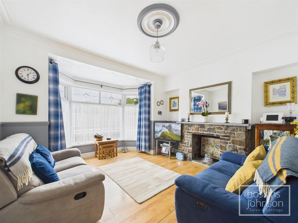 Property photo 3 of 33 Living Room