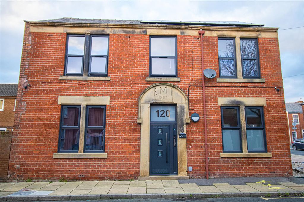 Property photo 1 of 7 Front