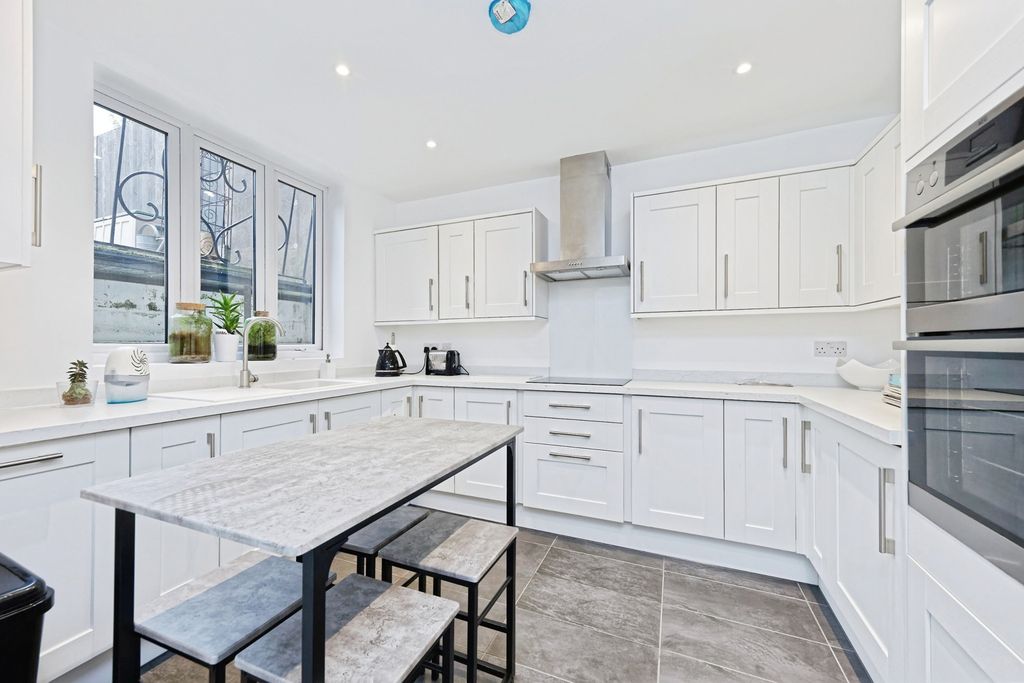 Property photo 2 of 17 Photo