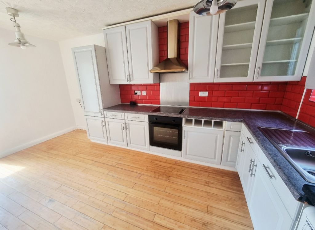 Property photo 3 of 12 Kitchen