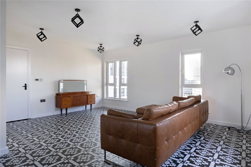 Property photo 2 of 13 Picture No. 17