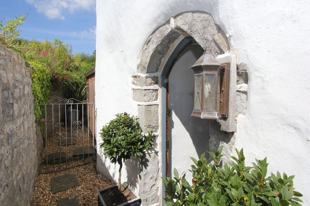 Property photo 2 of 44